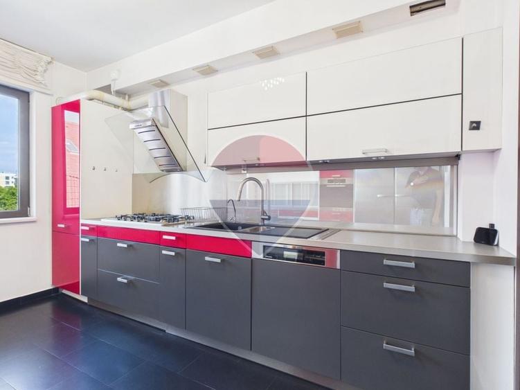 Apartament cu 6 camere decomandat în Sisești
