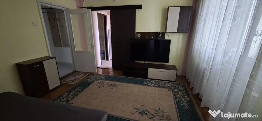 Apartament cu 3 camere semidecomandat în Alexandru cel Bun