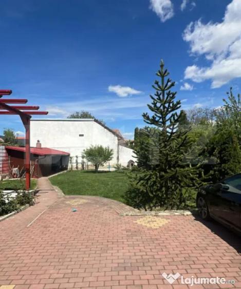 Casă cu 8 camere cu Teren 1000 Mp în Central
