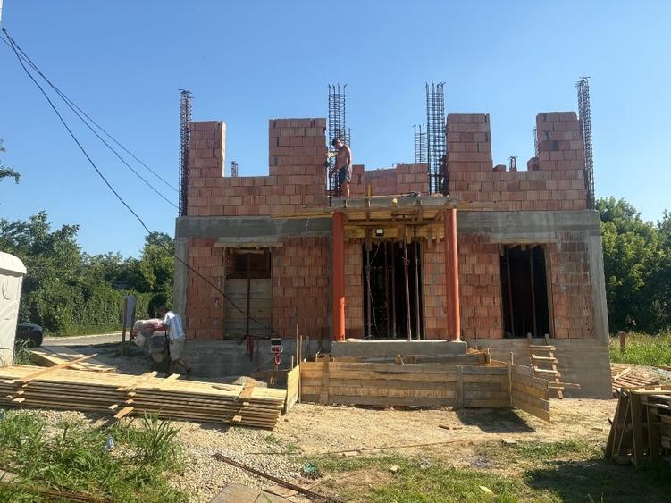 Casă individuală cu 5 camere cu Canalizare în Tei