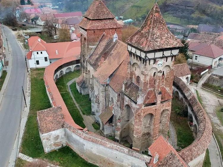 Casă cu 4 camere cu Teren 1084 Mp în Vale