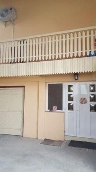 Casă individuală cu 5 camere cu Teren 300 Mp în Vest