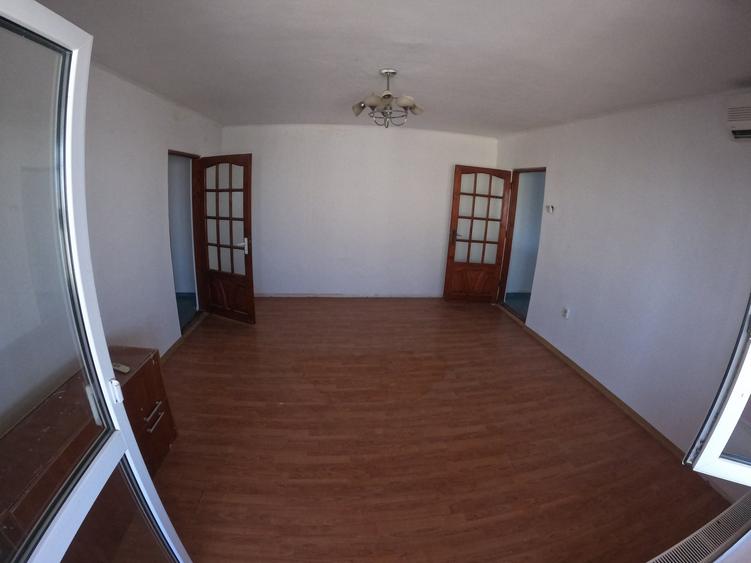 Apartament cu 3 camere semidecomandat în Tineretului