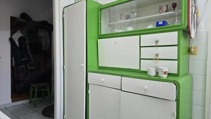 Apartament cu 3 camere semidecomandat în Zamfirescu