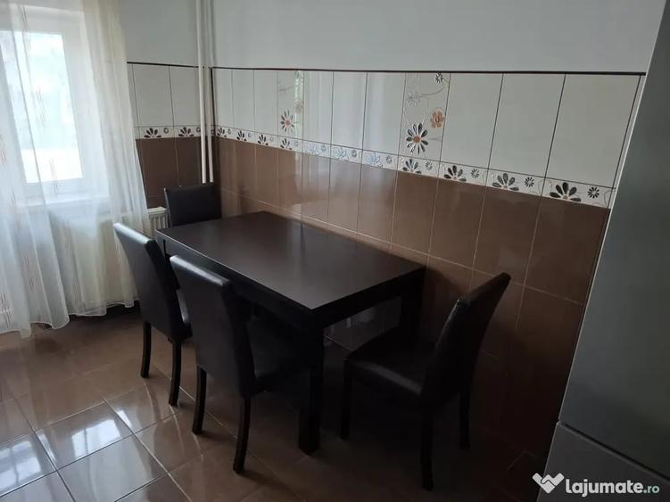 Apartament cu 3 camere semidecomandat în Mărășești