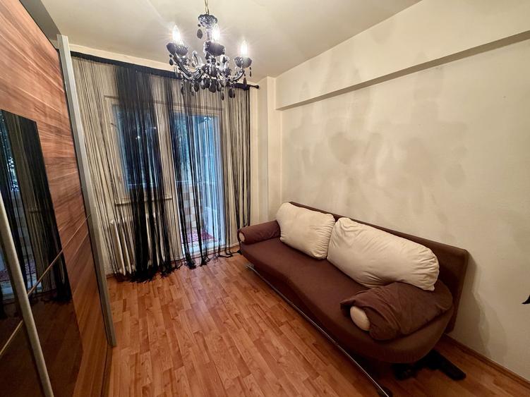 Apartament cu 3 camere decomandat, mobilat în Cetate