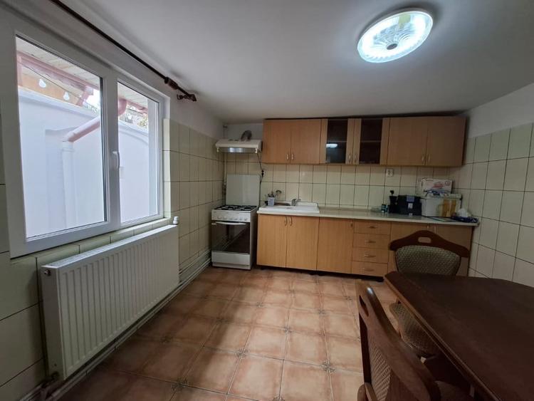Casă individuală cu 3 camere cu Canalizare în Trocadero