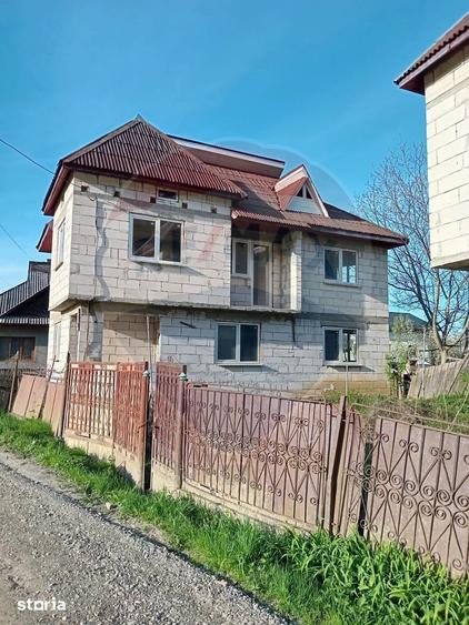Casă cu 7 camere cu Teren 3650 Mp în Central