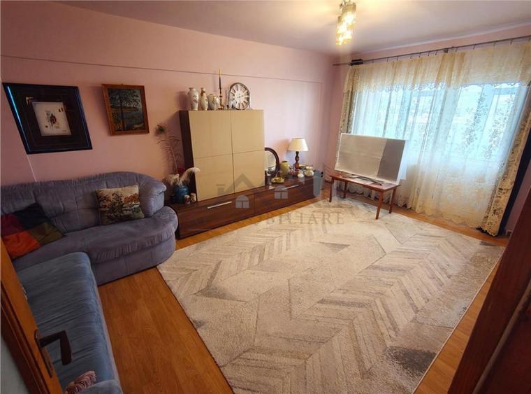 Apartament cu 4 camere decomandat, mobilat în Nicolina