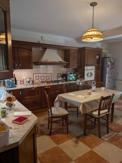 Casă cu 10 camere cu Garaj în Iancu Nicolae