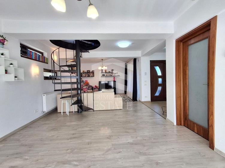 Duplex cu 4 camere cu Canalizare în Pasărea