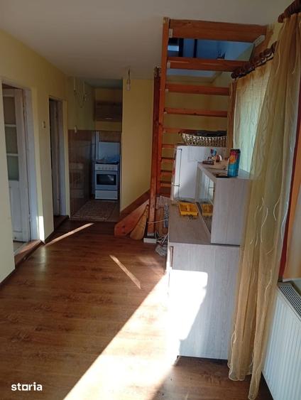 Casă cu 3 camere cu Teren 1998 Mp în Plopu
