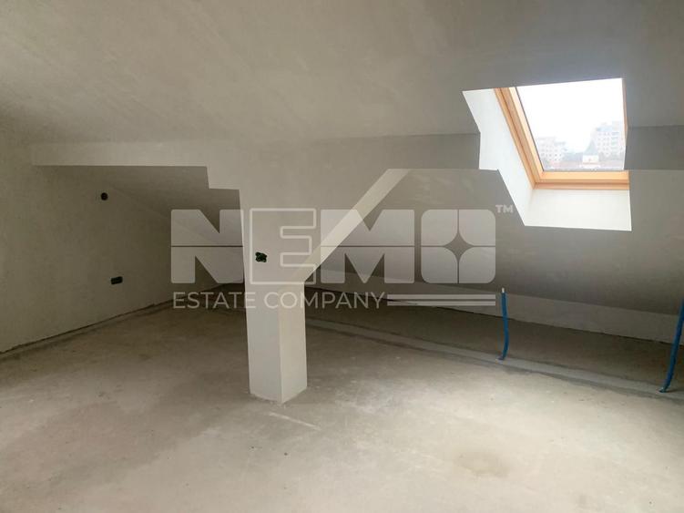 Penthouse cu 4 camere semidecomandat în Periferie