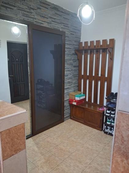 Apartament cu 3 camere semidecomandat în Zemeș