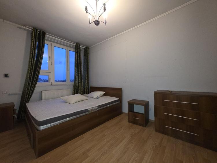 Apartament cu 3 camere semidecomandat, mobilat în