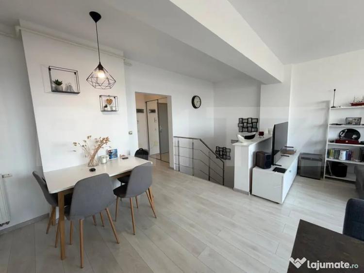 Apartament cu 4 camere semidecomandat în Tractorul