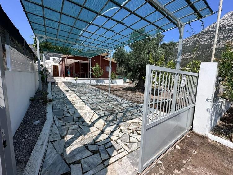 Casă cu 4 camere în Desa