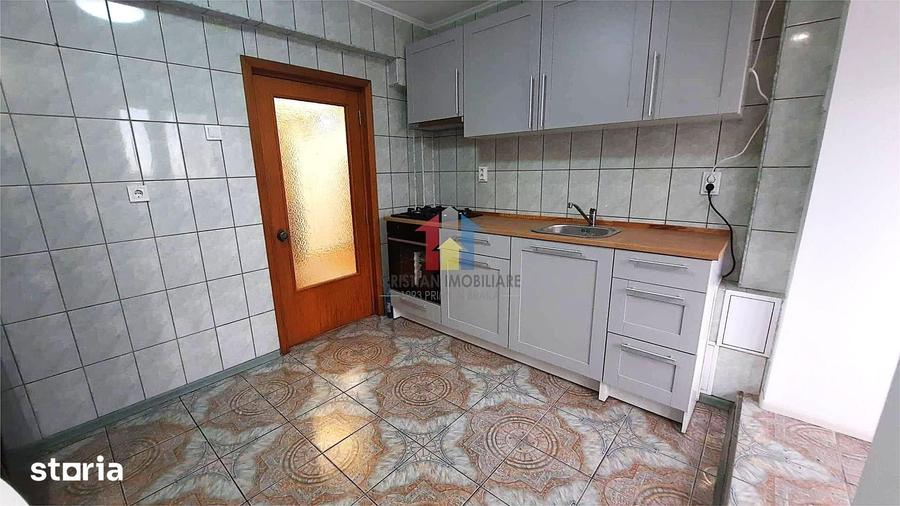 Apartament cu 3 camere decomandat în Viziru 2