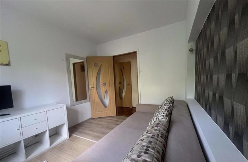 Apartament cu 3 camere semidecomandat, mobilat în Circumvalațiunii