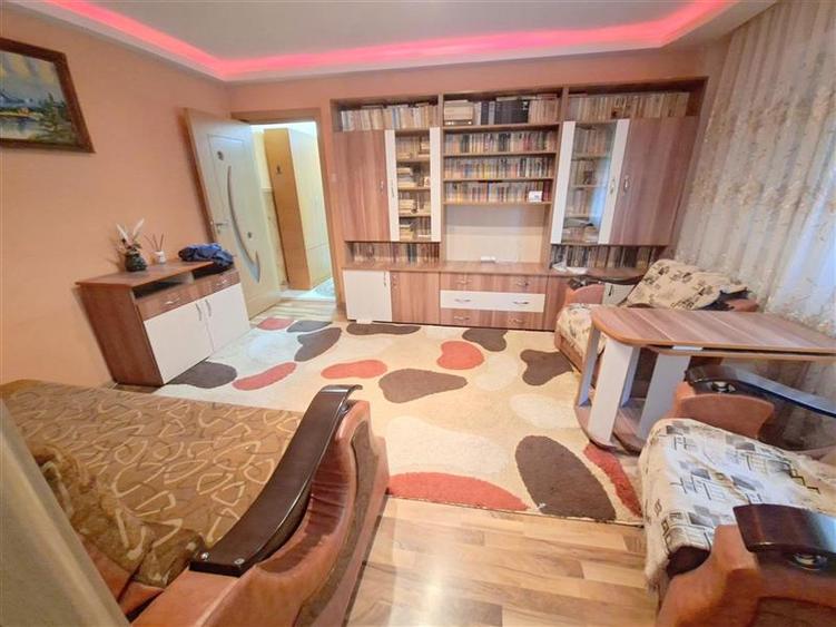 Apartament cu 2 camere nedecomandat, mobilat în 9 Mai