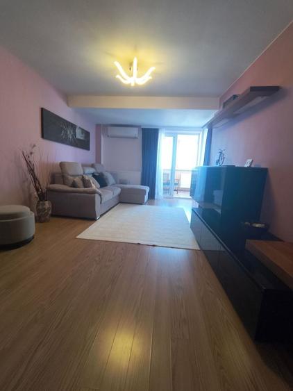 Apartament cu 3 camere decomandat, mobilat în Faleza Nord