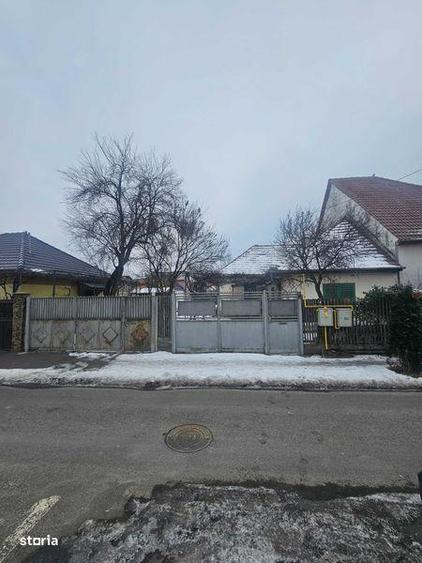 Vand casa cu 2 cladiri , curte si 2 intrari - 2
