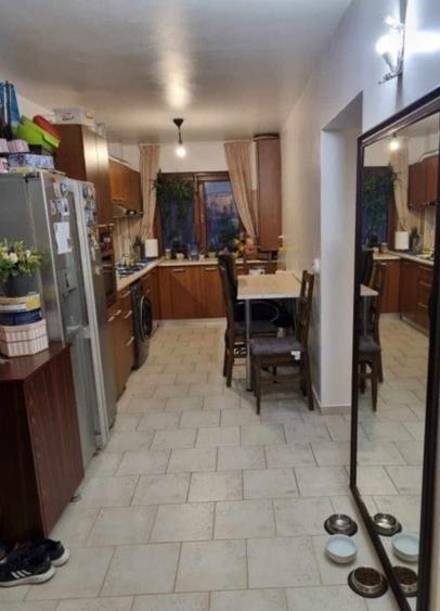 Apartament cu 3 camere decomandat, mobilat în Podu Roș