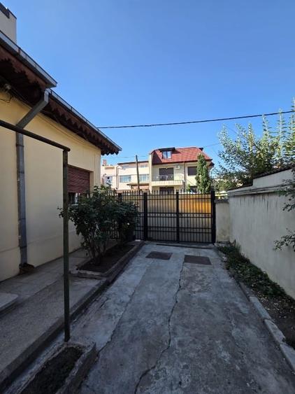 Casă individuală cu 5 camere cu Canalizare în Obor