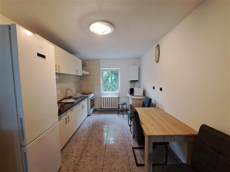 Apartament cu 3 camere decomandat, mobilat în Zorilor