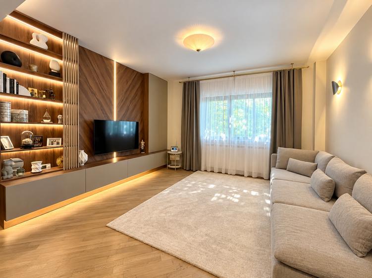 Apartament cu 3 camere semidecomandat în P-ța Dorobanți