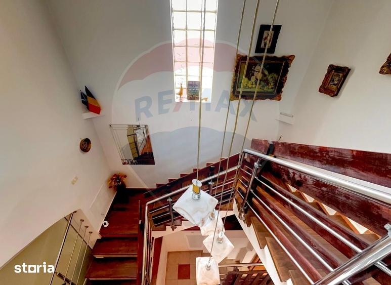 Casă cu 6 camere cu Teren 638 Mp în Pădureni