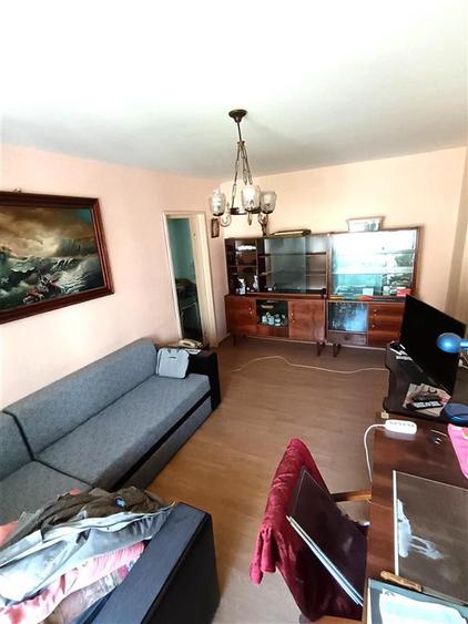 Apartament cu 3 camere semidecomandat în Hipodrom