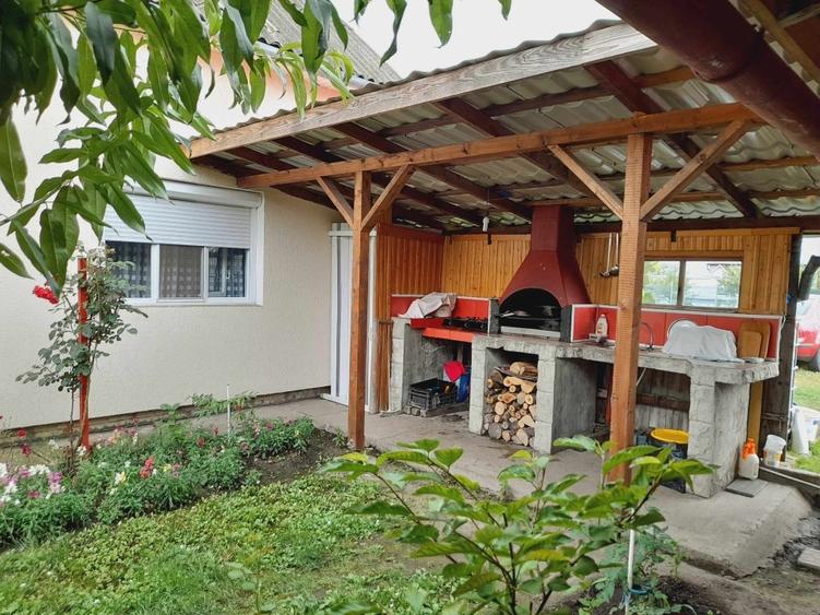 Casă cu 5 camere cu Canalizare în Vest