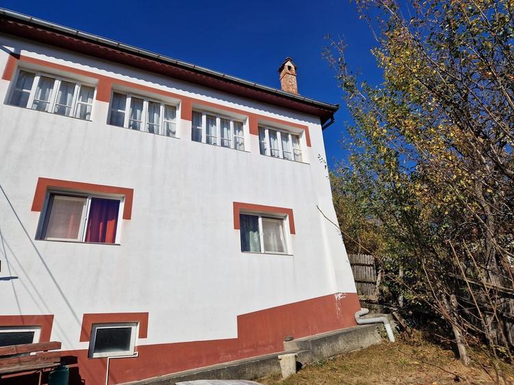 Casă cu 4 camere decomandat în Central