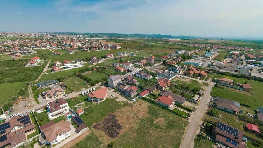 Casă cu 5 camere cu Teren 726 Mp în Sânmartin