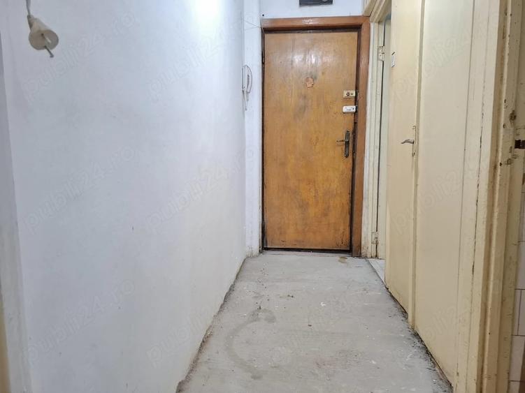 Apartament cu 3 camere semidecomandat în Girocului
