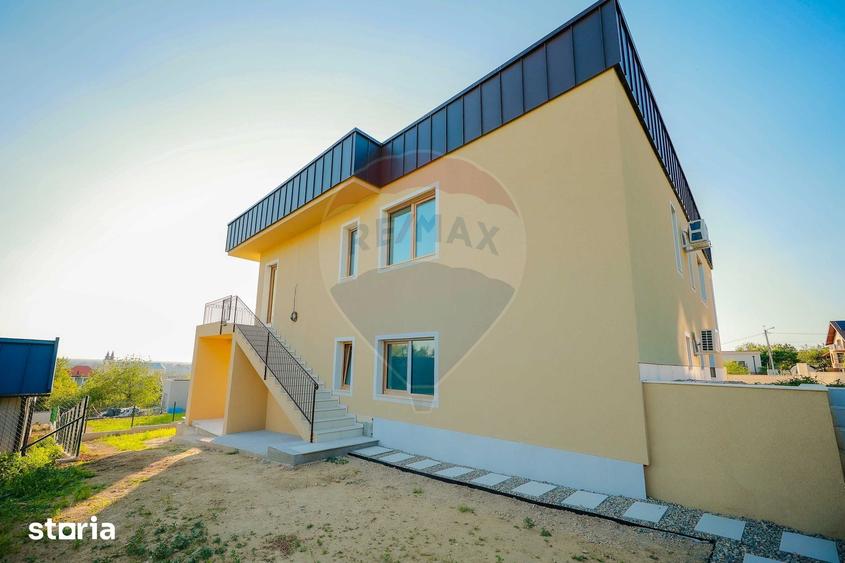 Casă cu 6 camere cu Teren 700 Mp în Iorga
