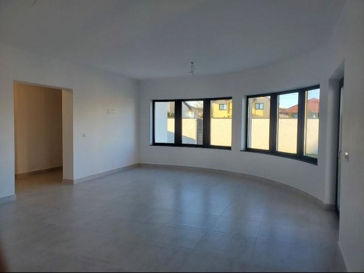 Casă cu 4 camere în Central