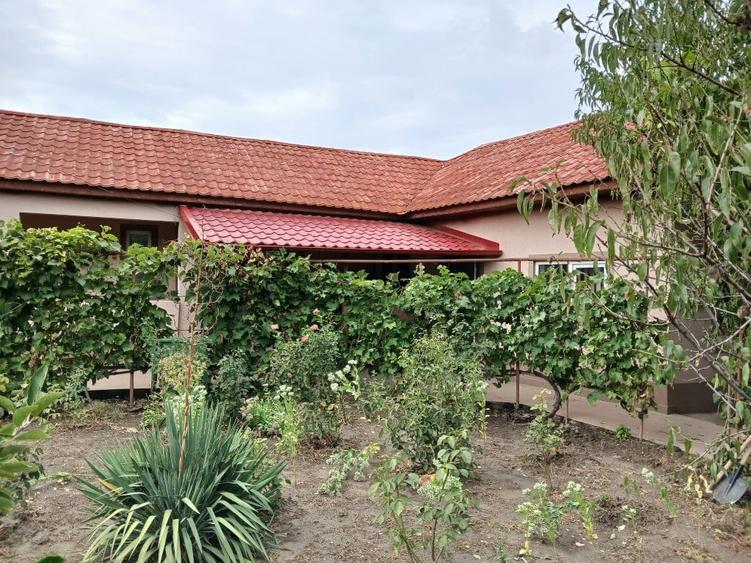 Casă cu 6 camere cu Teren 1600 Mp în Văcăreni