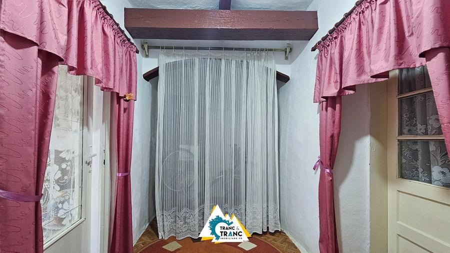 Casă cu 2 camere cu Teren 3890 Mp în Iratoșu