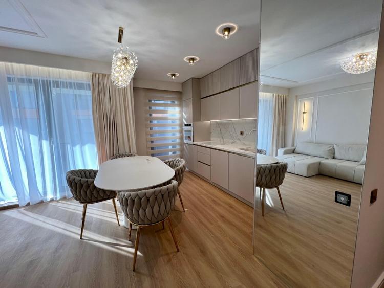 Apartament cu 3 camere decomandat, mobilat în Între Lacuri