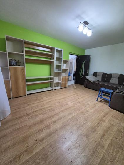 Apartament cu 3 camere decomandat în Drumul Taberei
