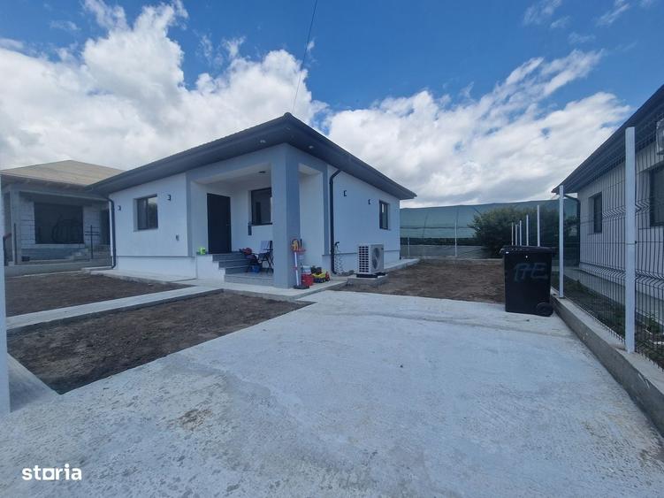 Casă cu 3 camere în Lumina