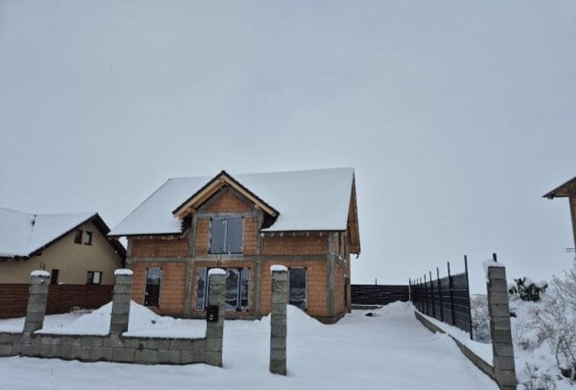 Casă cu 6 camere cu Teren 499 Mp în Săcele