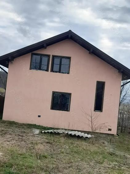 Casă cu 4 camere cu Teren 1000 Mp în Miclești