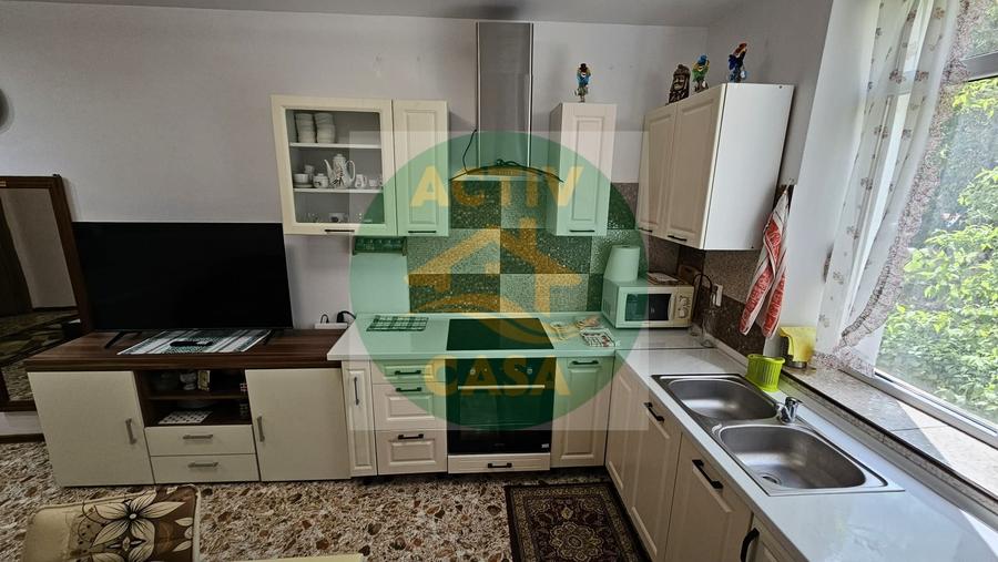 Apartament cu 3 camere decomandat în Est