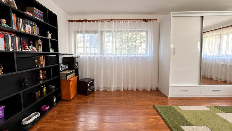 Apartament cu 3 camere semidecomandat în Braytim