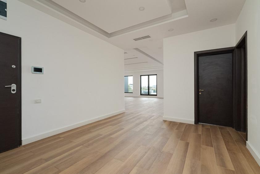 Apartament cu 4 camere decomandat în Herăstrău