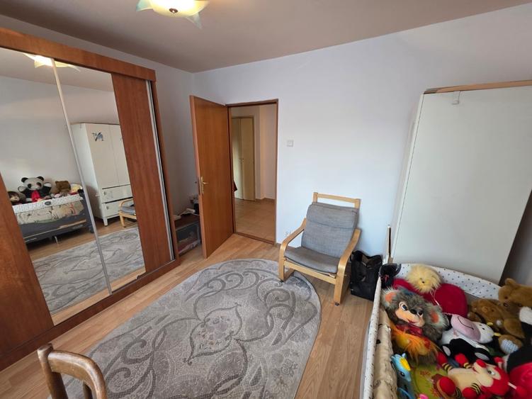 Apartament cu 4 camere semidecomandat în P-ța Gorjului