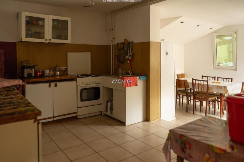 Casă individuală cu 7 camere cu Teren 2310 Mp în Licurici